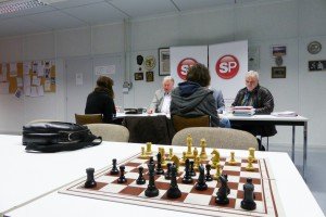 Nicht per Zufall fand die Pressekonferenz der SP in den Räumlichkeiten des Eupener Schachklubs statt. Zwischen dem Schachspiel und der Politik gibt es einige Gemeinsamkeiten... Foto: OD