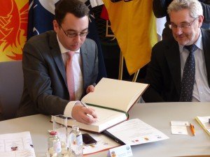 Namurs Bürgermeister Maxime Prévot (links) trägt sich im Beisein seines Eupener Amtskollegen Karl-Heinz Klinkenberg ins Goldene Buch der Stadt Eupen ein. Foto: OD