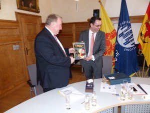 Ministerpräsident Karl-Heinz Lambertz (links) erhielt vom Bürgermeister von Namur, Maxime Prévot, als Geschenk ein Tim-und-Struppi-Buch in wallonischer Sprache. Foto: OD