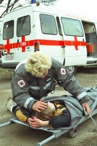 Einsatz einer Helferin des Roten Kreuzes nach einem Unfall.