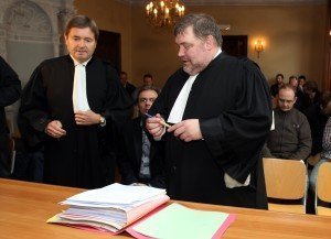 Patrick Bonnis Rechtsanwalt Axel Kittel (rechts, hier am 1. April 2011 vor dem Eupener Gericht in Sachen AS-Klage gegen den Fußballverband mit dem Kollegen Ralph Lentz). Foto: Belga