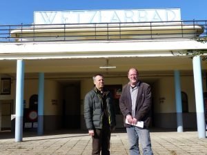 Dieses Archivbild von März 2014 zeigt Werner Baumgarten (rechts) mit Konzessionär Christian Degrave im Wetzlarbad. Foto: OD