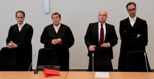 Uli Hoeneß im März 2014 vor Gericht mit seinen Anwälten. Foto: dpa