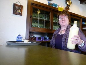 Wirtin Maria im Café Aachen-Couturier in Aldringen mit dem selbstgemachten Eierlikör.