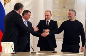Wladimir Putin (Bildmitte) feiert mit den Krim-Führern die Aufnahme der Krim in die Russische Föderation. Foto: dpa