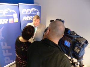 PFF-Spitzenkandidat Axel Kittel beim Interview mit dem BRF-Fernsehen. Foto: OD