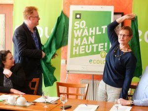Freddy Mockel und Franziska Franzen enthüllen ein Wahlplakat von Ecolo. Foto: OD