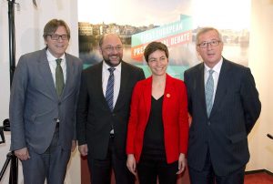 (V.l.n.r.) Guy Verhofstadt (Liberale), Martin Schulz (Sozialdemokraten), Ska Keller (Grüne) und Jean-Claude Juncker (Christdemkraten) lieferten sich am Montagabend in Maastricht ein Streitgespräch über Europa. Foto: epa