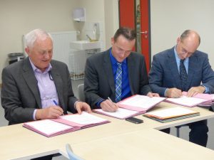 Unterzeichnung des Kooperationsabkommens (v.l.n.r.): Födekam-Sekretär Ewald Zanzen, Minister Oliver Paasch und AHS-Direktor Stephan Boemer. Foto: OD