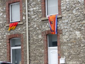 Eine deutsche und eine niederländische Fahne in Eynatten. Foto: OD
