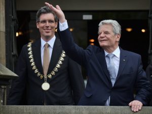 Zur Eröffnung der dreifachen Ausstellung kam eigens Bundespräsident Joachim Gauck (rechts, hier mit Oberbürgermeister Marcel Philipp auf dem Balkon des Rathauses) nach Aachen. Foto: dpa