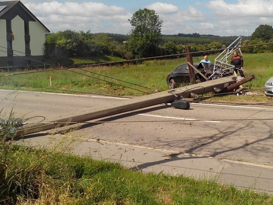 Medell: Pkw Gegen Strommast - Fahrer Schwer Verletzt (mit Fotos ...