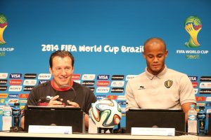 Nationalcoach Marc Wilmots (links) mit Kapitän Vincent Kompany bei der Pressekonferenz vor dem Spiel Belgien-Russland. Foto: Shutterstock