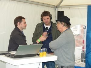 Olivier Krickel (links) und Emmanuel Zimmermann bei einem Live-Interview im BRF-Zelt an der Klötzerbahn - wie einst beim Fernsehtalk "Treffpunkt". Foto: OD
