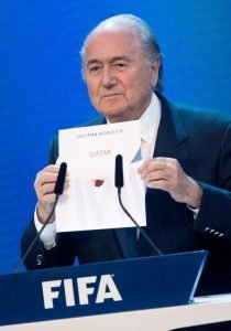 Am 2. Dezember 2010 gibt FIFA-Präsident Joseph Blatter bekannt, dass die WM 2022 an Katar vergeben wird. Foto: dpa