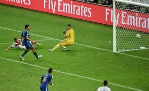 Mit diesem Tor in der 113. Minute im Endspiel gegen Argentinien machte Mario Götze (links am Boden) Deutschland zum Weltmeister. Foto: dpa