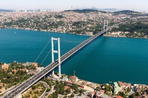 Der Bosporus, Meerenge zwischen Europa und Kleinasien. Die Türkei spielt nicht nur wegen ihrer Größe, sondern auch wegen ihrer geostrategischen Bedeutung international eine bedeutende Rolle. Foto: Shutterstock