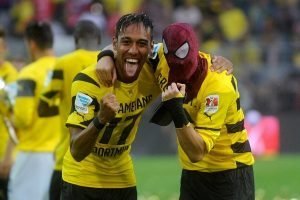 Pierre-Emerick Aubameyang (links) nach dem Gewinn des Supercups. Unter der Spider-Man-Maske versteckt sich Kevin Großkreutz. Foto: epa