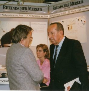 Peter Scholl-Latour (rechts)  1988 bei der Frankfurter Buchmesse. Foto: Wikipedia