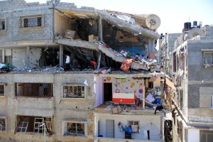 Alltag in Gaza City: Palästinenser inspizieren ein bei einem israelischen Bombenangriff zerstörtes Haus. Foto: dpa