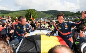 Thierry Neuville (rechts) mit Beifahrer Nicolas Gilsoul (links) nach seinem Triumph bei der Rallye Deutschland 2014. Foto: dpa