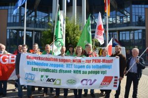 Am 20. August protestierten Gewerkschafter aus Deutschland, Belgien und den Niederlanden mit einem dreisprachigen Transparent gegen die geplante Pkw-Maut.