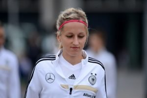 Kathrin Hendrich im Trainingsdress der deutschen Frauen-Nationalmannschaft. Foto: dpa