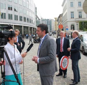 Pascal Arimont beim Interview während einer Anti-Maut-Aktion in Brüssel im Jahre 2014.