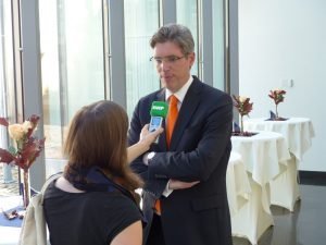 "Die Pkw-Maut ist Quatsch", sagt Aachens OB Marcel Philipp (hier beim Interview mit dem BRF).