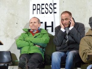 Christoph Henkel (rechts) auf der Pressetribüne des Kehrwegstadions (mit dem ehemaligen BRF-Sportredakteur Michael Reul). Foto: OD