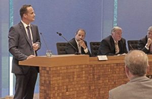 Ministerpräsident Oliver Paasch (links) am Rednerpult des PDG. Foto: Gerd Comouth