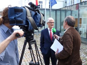 Flanderns Ministerpräsident Geert Bourgeois (Bildmitte) beim Interview mit BRF-Chefredakteur Rudi Schroeder (rechts) im Hof des Regierungssitzes in Gospert 42. Foto: OD