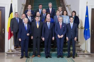 Die Regierungsmannschaft von Premierminister Charles Michel am Samstag beim Gruppenbild. Foto: Belga