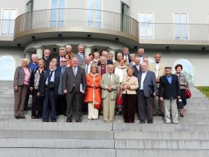 Zu den Besuchern zählte u.a. eine Delegation von ehemaligen Parlamentariern (hier beim Gruppenfoto mit PDG-Präsident Karl-Heinz Lambertz vor dem Parlamentsgebäude in Eupen). Foto: OD