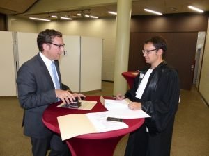 Richter Marc Lazarus (rechts) im Gespräch mit Rechtsanwalt Patrick Thevissen. Foto: OD