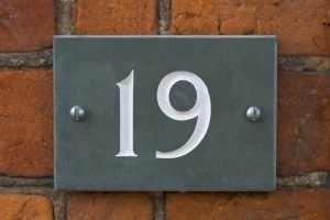 Die Hausnummer muss von der Straße aus gut sichtbar sein. Foto: Shutterstock