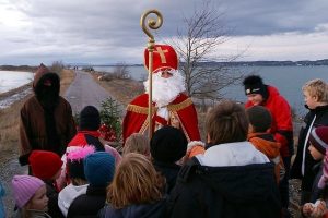 Der Heilige Nikolaus mit seinem Gehilfen "Hans Muff" (oder "Knecht Ruprecht"). Foto: Wikipedia