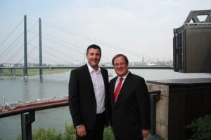 Pascal Arimont (links) mit dem deutschen Maut-Kritiker und Vorsitzenden der CDU Nordrhein-Westfalen, Armin Laschet.