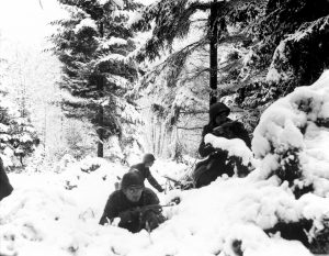 Amerikanische Soldaten des 290 Regiments kämpfen bei Neuschnee in den Ardennen. Foto: Wikipedia