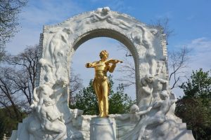 Das Johann-Strauss-Denkmal in Wien mit der vergoldeten Bronzestatue von Johann Strauss diente als Motiv bei der Gestaltung der Einladung für das Neujahrskonzert. Foto: Shutterstock