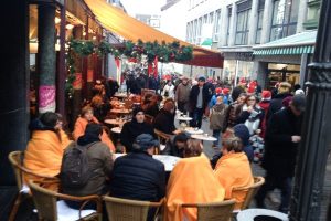 Die Sitzplätze auf den beheizten Terrassen in der Umgebung des Aachener Markts waren im wahrsten Sinne des Wortes heiß begehrt. Foto: OD