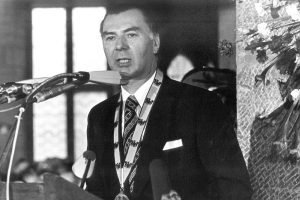 Leo Tindemans im Jahre 1976, als ihm in Aachen der Karlspreis verliehen wurde. Foto: dpa