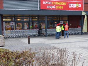 Streikposten vor dem Supermarkt 