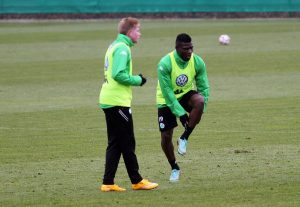 Junior Malanda (rechts) am 6. Januar 2015, vier Tage vor seinem tragischen Tod, beim Training des VfL Wolfsburg zusammen mit seinem Landsmann Kevin De Bruyne. Foto: dpa