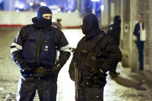 Bewaffnete und zum Teil vermummte Polizisten in der Rue de la Colline in Verviers am Donnerstagabend. Foto: epa