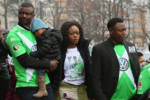 Angehörige von Junior Malanda erschienen zur Beerdigung im Trikot des VfL Wolfsburg. Auf einem T-Shirt ist zu lesen: "Wir werden Dich nie vergessen!" Foto: epa