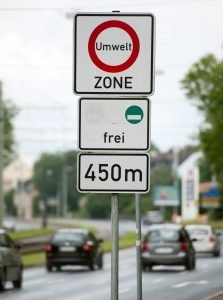 Künftig sollen nur noch Fahrzeuge mit grüner Plakette in die Aachener Innenstadt fahren dürfen. Foto: dpa
