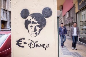 Die deutsche Bundeskanzlerin als Micky Maus im €-Disney auf einem Graffity in Griechenland. Foto: dpa