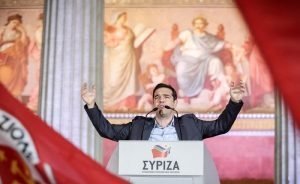 Alexis Tsipras, Leader des Linksbündnisses, feiert mit seinen Anhängern den Wahlsieg. Foto: dpa