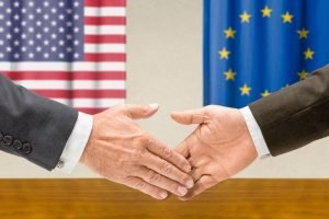 Für TTIP genügt nicht nur ein Handschlag zwischen Amerikanern und Europäern. Auch die Parlamente müssen zustimmen. Foto: Shutterstock